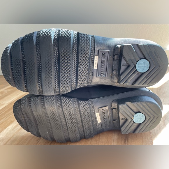 Price DROP Hunter Classic Tall Boots Sz 7 Navy. Light wear on soles. - Picture 6 of 8